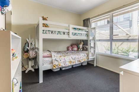 Photo of property in 2/12 Girrahween Drive, Totara Vale, Auckland, 0629