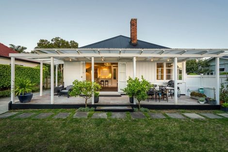 Photo of property in 1/193 Queen Street, Northcote Point, Auckland, 0627