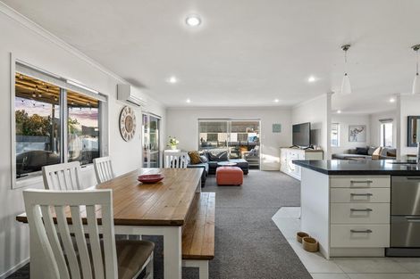 Photo of property in 16 Aporo Drive, Kumeu, 0810