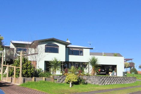 Photo of property in 13 Kingsclere Place, Goodwood Heights, Auckland, 2105