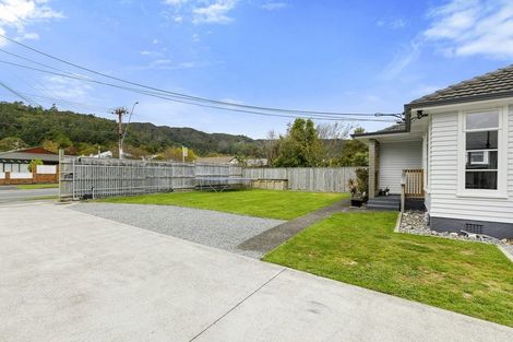 Photo of property in 302 Stokes Valley Road, Stokes Valley, Lower Hutt, 5019