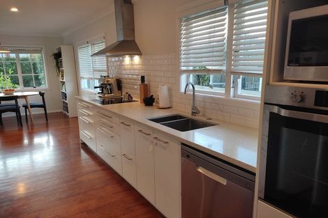 Photo of property in 28 Ocean View Road, Northcote, Auckland, 0627