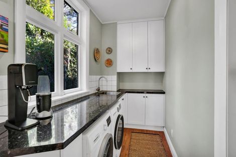 Photo of property in 18 Ridge Lane, New Plymouth, 4310