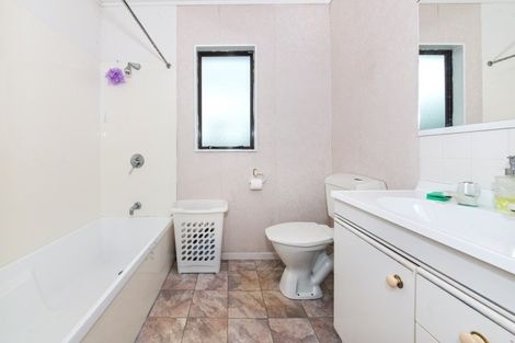 Photo of property in 4 Heversham Place, Glendene, Auckland, 0602