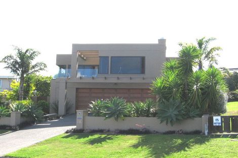 Photo of property in 60 Seaview Road, Castor Bay, Auckland, 0620