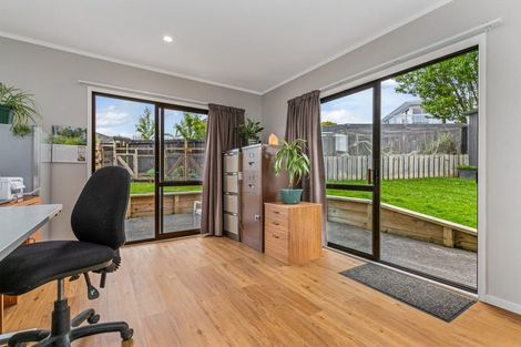 Photo of property in 18 Temuri Place, Glendene, Auckland, 0602