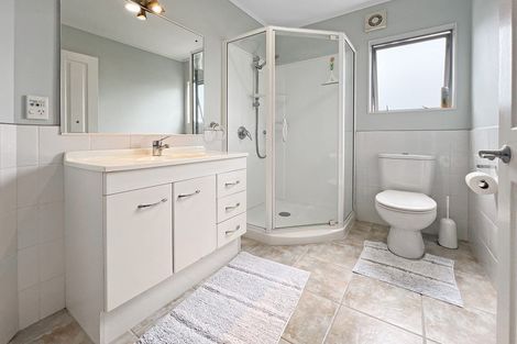 Photo of property in 8a Hauraki Crescent, Pinehill, Auckland, 0632