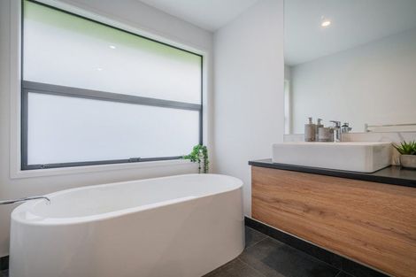 Photo of property in 10 Topping Place, Whitianga, 3510