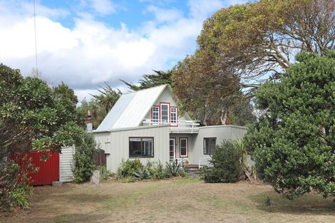 Photo of property in 15 Punga Street, Tangimoana, 4822