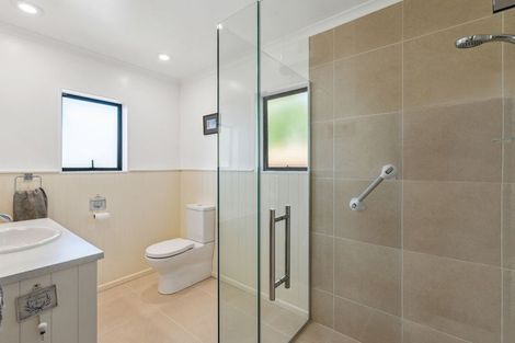 Photo of property in 27 Quadrant Heights, Paraparaumu, 5032