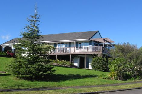 Photo of property in 11 Kingsclere Place, Goodwood Heights, Auckland, 2105