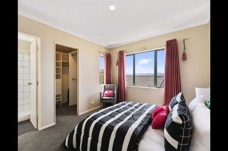 Photo of property in 67 Dress Circle, Newlands, Wellington, 6037