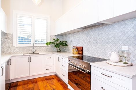 Photo of property in 15 Lawrence Road, Hospital Hill, Napier, 4110