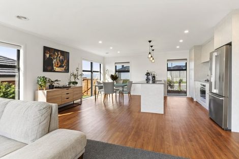 Photo of property in 5 Boeing Way, Newlands, Wellington, 6037