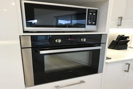 Photo of property in 39 Deverell Place, Northcross, Auckland, 0632