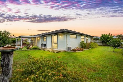 Photo of property in 13 Robert Might Road, Kumeu, 0810