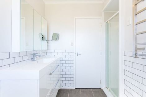 Photo of property in 46 Woodstock Road, Forrest Hill, Auckland, 0620