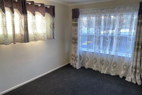 Photo of property in 206 Edmonton Road, Te Atatu South, Auckland, 0610