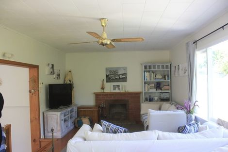 Photo of property in 152 Howard Road, Orere Point, Papakura, 2585