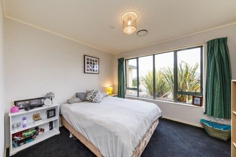 Photo of property in 3 Logan Way, Kelvin Grove, Palmerston North, 4414