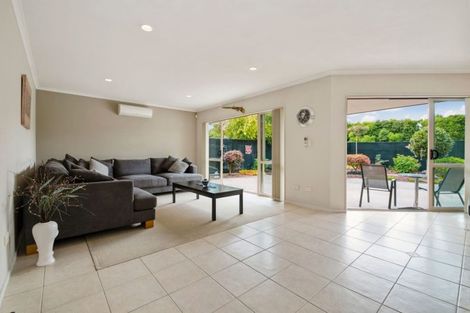 Photo of property in 4 Beverage Place, Rosehill, Papakura, 2113