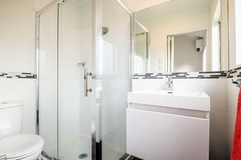 Photo of property in 17 Calypso Way, Unsworth Heights, Auckland, 0632