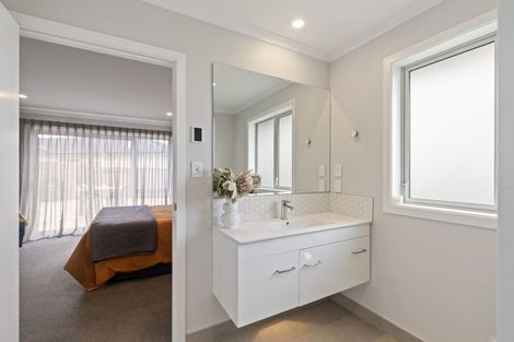 Photo of property in 1 Gibraltar Way, Fitzherbert, Palmerston North, 4410