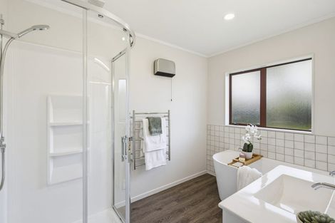 Photo of property in 4 Glen Loch Place, Paraparaumu, 5032