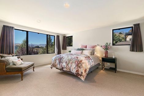 Photo of property in 17 Milward Place, Kelvin Heights, Queenstown, 9300