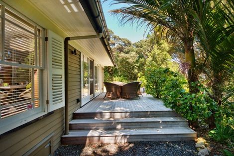 Photo of property in 100 Garden Road, Piha, New Lynn, 0772