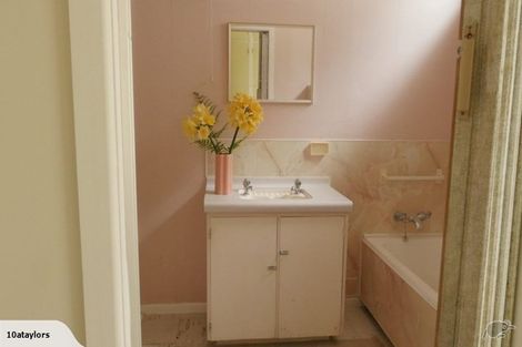 Photo of property in 15 Huia Road, Point Chevalier, Auckland, 1022