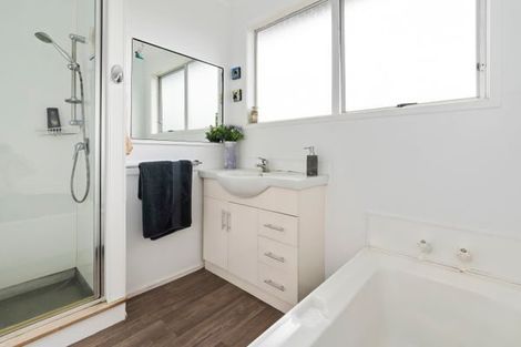 Photo of property in 10 Joshua Place, Weymouth, Auckland, 2103