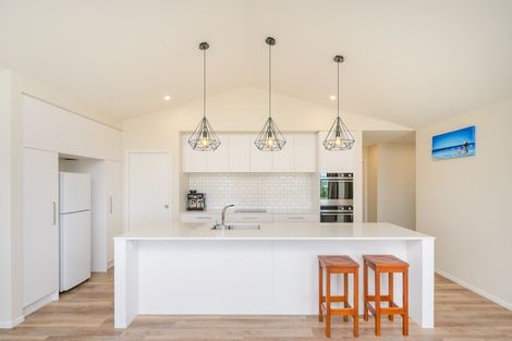 Photo of property in 48 Vaucluse Heights, Fitzherbert, Palmerston North, 4410