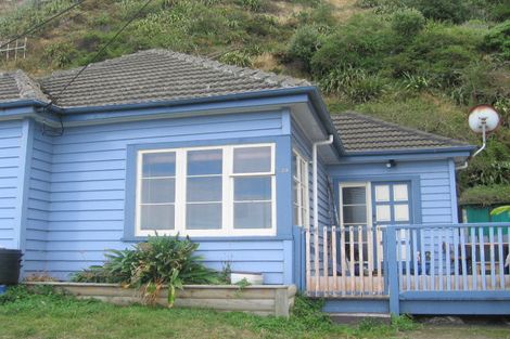 Photo of property in 130 The Esplanade, Houghton Bay, Wellington, 6023