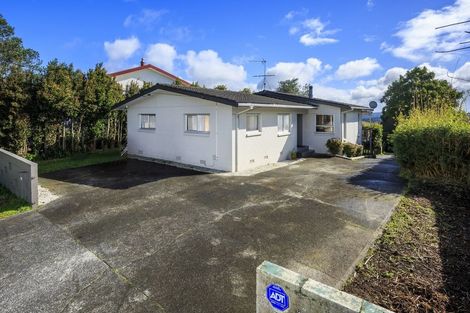 Photo of property in 1/114 Sunset Road, Unsworth Heights, Auckland, 0632