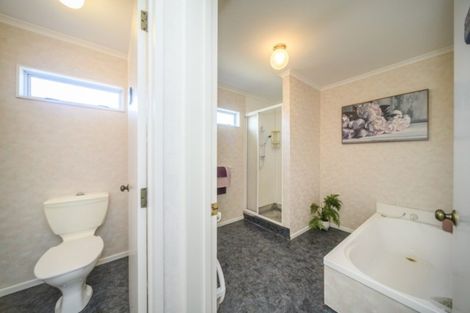 Photo of property in 15 Rosebank Avenue, Kelvin Grove, Palmerston North, 4414