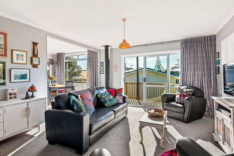 Photo of property in 16 Frances Street, Waikanae Beach, Waikanae, 5036