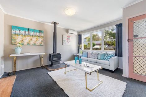 Photo of property in 3/3 Buscomb Avenue, Henderson, Auckland, 0610