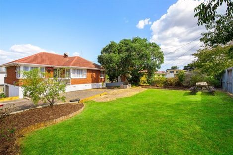 Photo of property in 104 Lincoln Park Avenue, Massey, Auckland, 0614