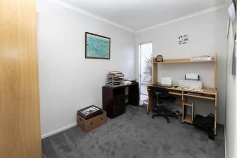Photo of property in 1 Larsen Place, Merrilands, New Plymouth, 4312