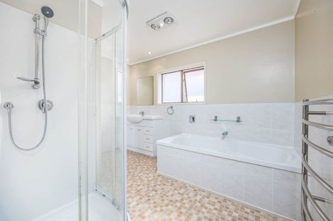 Photo of property in 9a Pendene Place, Forrest Hill, Auckland, 0620