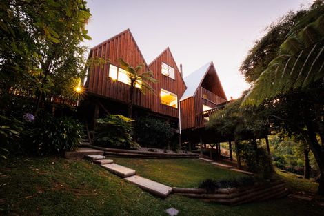 Photo of property in 43 Springdale Grove, Fitzherbert, Palmerston North, 4410