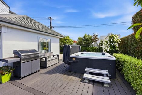 Photo of property in 2 Callender Place, Shelly Park, Auckland, 2014