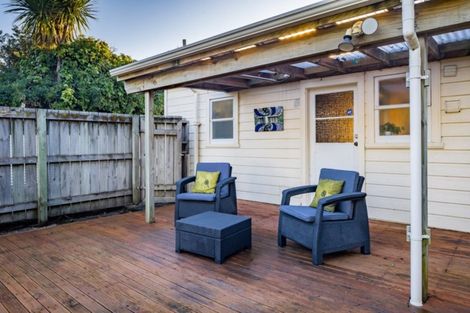 Photo of property in 2 Te Pari Pari Road, Pukerua Bay, 5026