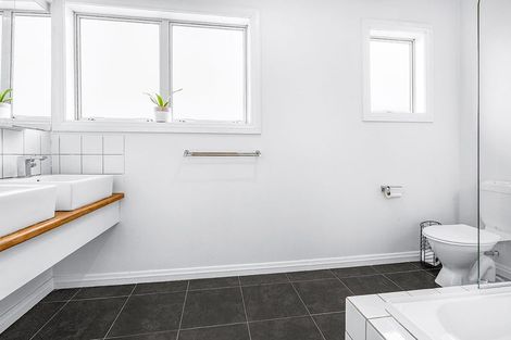 Photo of property in 192 Old Farm Road, Hamilton East, Hamilton, 3216