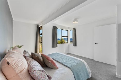 Photo of property in 10 Latham Road, York Bay, Lower Hutt, 5013