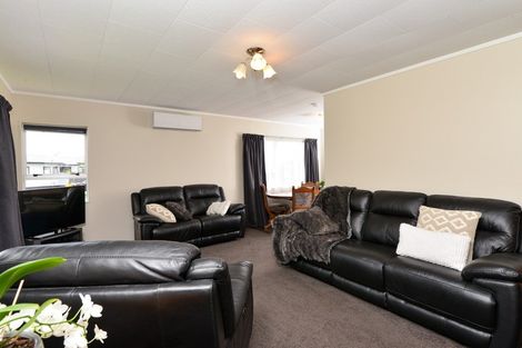 Photo of property in 15 Kentucky Crescent, Nawton, Hamilton, 3200