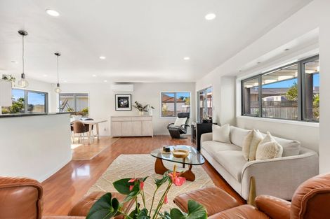 Photo of property in 1/66 Browns Bay Road, Rothesay Bay, Auckland, 0630