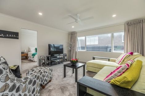 Photo of property in 15 Tawa Place, Orewa, 0931
