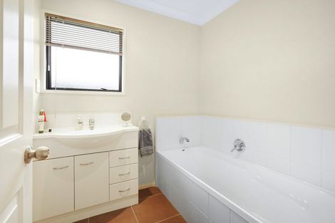 Photo of property in 5 Dallinger Street, St Andrews, Hamilton, 3200